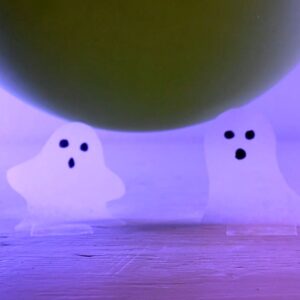 Papirspøgelser bragt til live med statisk elektricitet i min video med halloween-forsøg