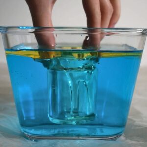 Undersøg hvordan man kan rydde op efter et olieslip ved at fylde en beholder med vand og olie