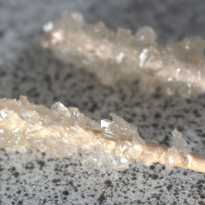 Krystaller af sukker på en pind