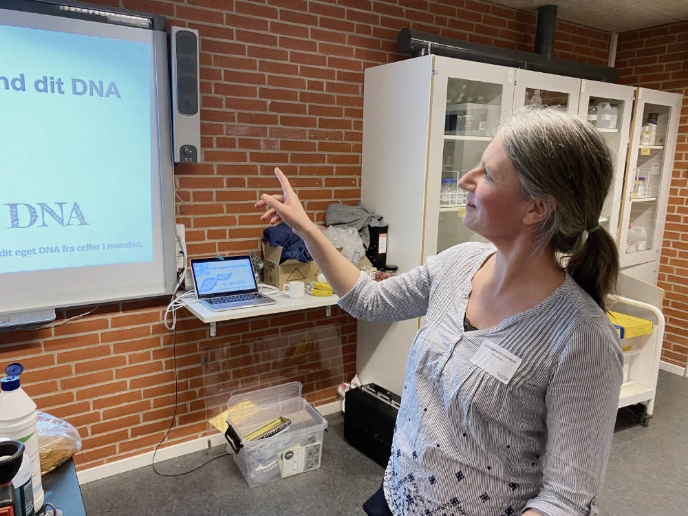 Ulla Hjøllund Linderoth underviser i kompetenceudvikling på et kursus for naturfagslærere