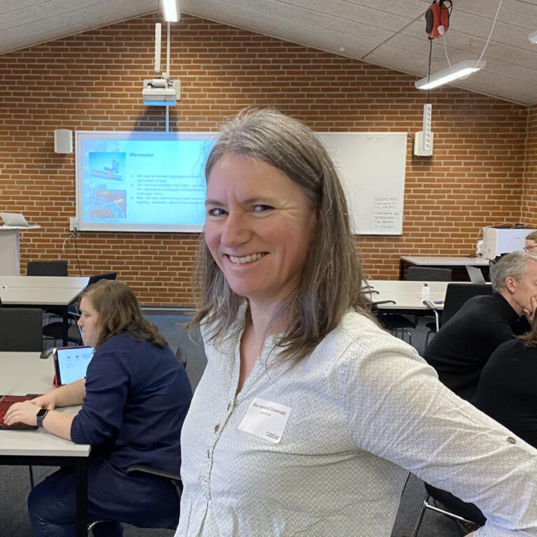 Ulla Hjøllund Linderoth underviser på kursus for naturfagslærere