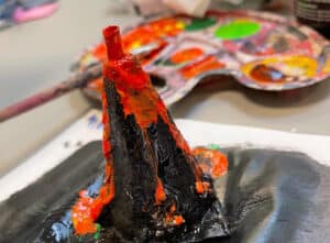 Model af vulkan der er blevet farvet med maling