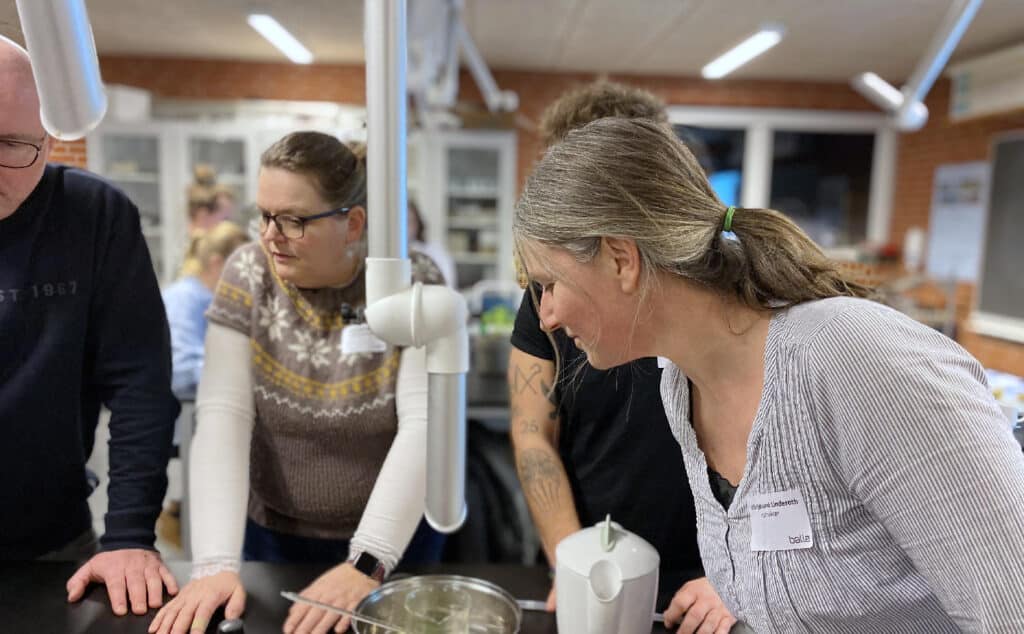 Ulla Hjøllund Linderoth afholder kursus for lærere i naturfagene