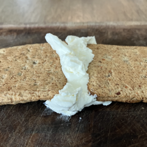 Lav jordskælv og vulkaner med kiks og ost (de yngste børn)